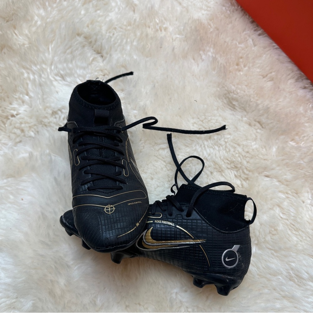 Nike Jr Superfly 8 Academy MG soccer cleats in black and gold - Picture 5 of 7